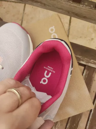 Zapatillas On cloud grises y rosas