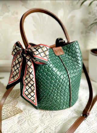 Bolso verde tejido estilo cocodrilo