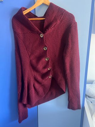 Jersey granate asimétrico hombros descubiertos