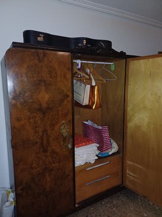 Armario grande de madera con espejo