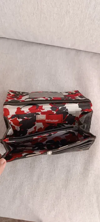 Cartera Roxy Corduroy Marrón con Logo Rojo