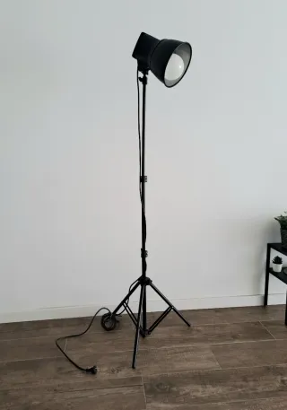 Foco de estudio fotográfico negro