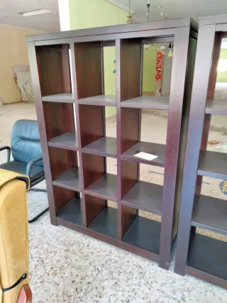 Estanterías de madera macizas por los dos lados.