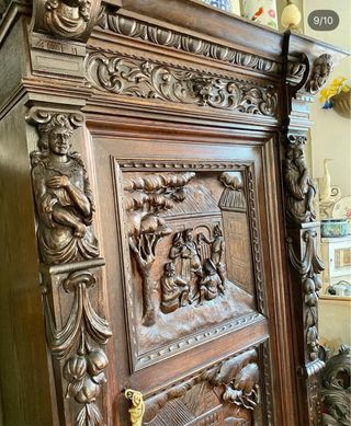 Armario antiguo de madera tallada