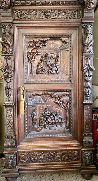 Armario antiguo de madera tallada