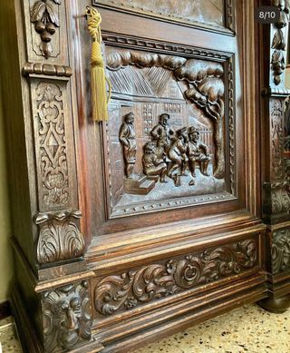 Armario antiguo de madera tallada