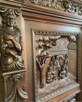 Armario antiguo de madera tallada