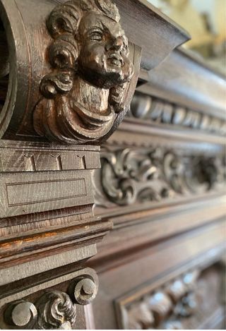 Armario antiguo de madera tallada