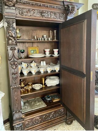 Armario antiguo de madera tallada