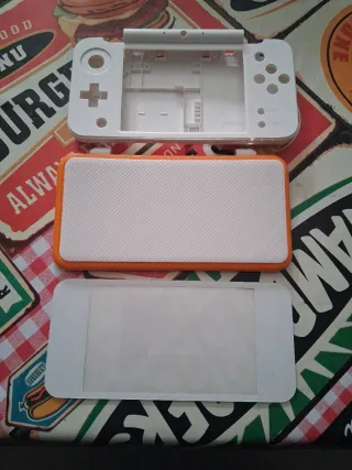 Carcasa New Nintendo 2DS XL Blanca y naranja