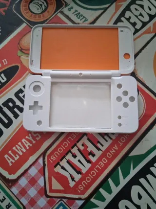 Carcasa New Nintendo 2DS XL Blanca y naranja