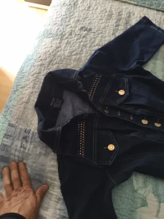 Mono tejano con tachuelas