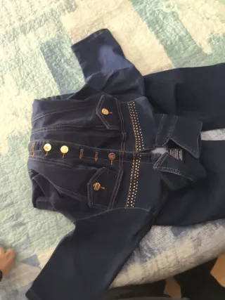 Mono tejano con tachuelas