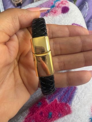 Pulsera dorada con detalles en piel negra