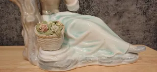 Figura antigua Tengra mujer con cesta flores