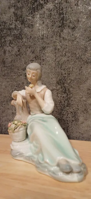 Figura antigua Tengra mujer con cesta flores