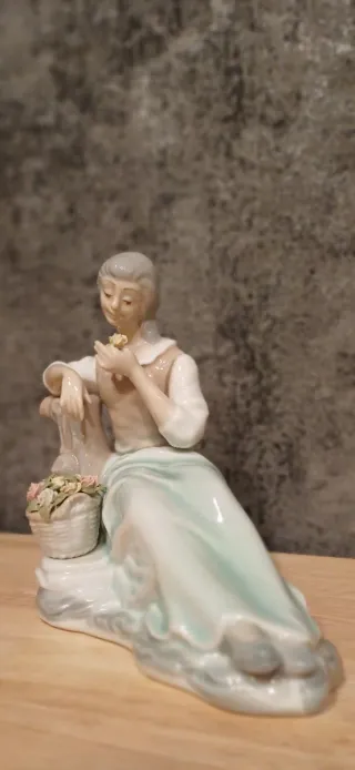 Figura antigua Tengra mujer con cesta flores