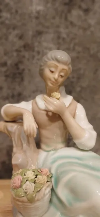 Figura antigua Tengra mujer con cesta flores