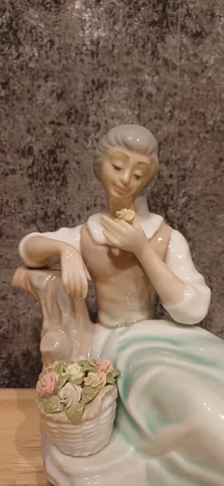 Figura antigua Tengra mujer con cesta flores