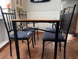 Conjunto mesa y 4 sillas
