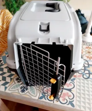 Transportín  gato gris y negro