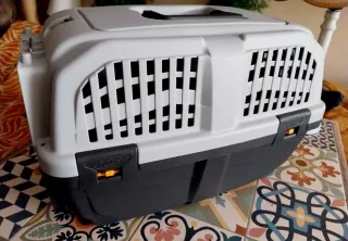 Transportín  gato gris y negro