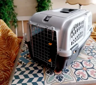 Transportín  gato gris y negro