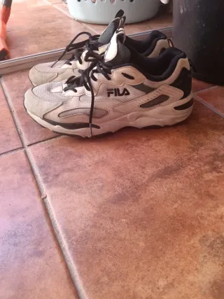Zapatillas Fila Beige y Negras