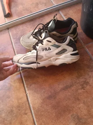 Zapatillas Fila Beige y Negras