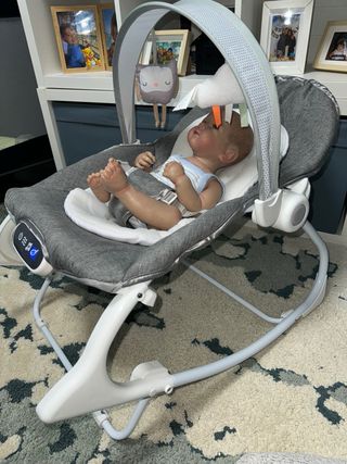 Hamaca para bebé con juguetes peluches