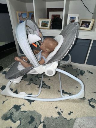 Hamaca para bebé con juguetes peluches