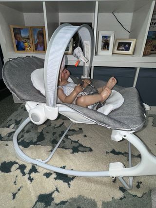 Hamaca para bebé con juguetes peluches