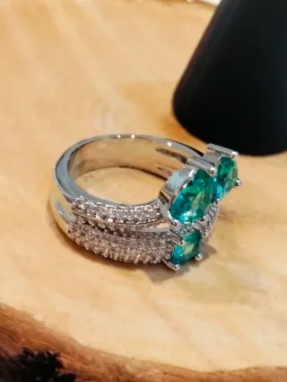 Anillo de Lujo con Esmeraldas y Circonitas