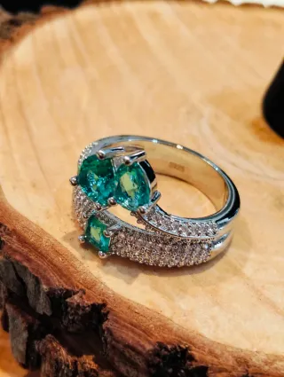 Anillo de Lujo con Esmeraldas y Circonitas