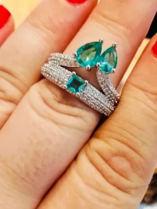 Anillo de Lujo con Esmeraldas y Circonitas