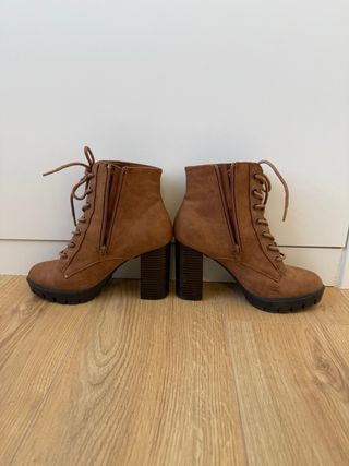 Botines tacón marrones con cordones