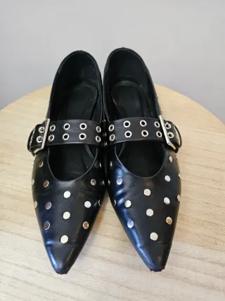 Bailarinas negras con tachuelas y hebilla en piel