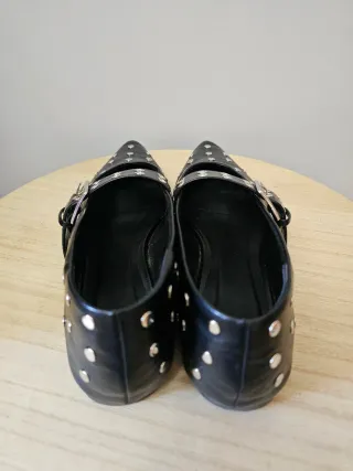 Bailarinas negras con tachuelas y hebilla en piel