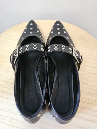 Bailarinas negras con tachuelas y hebilla en piel