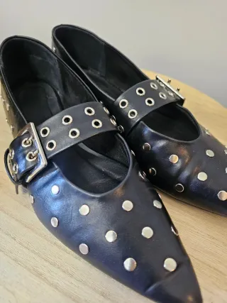 Bailarinas negras con tachuelas y hebilla en piel