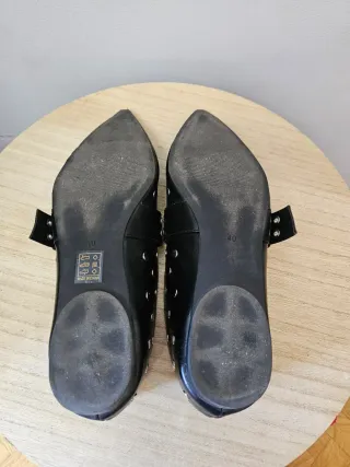 Bailarinas negras con tachuelas y hebilla en piel