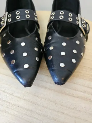 Bailarinas negras con tachuelas y hebilla en piel