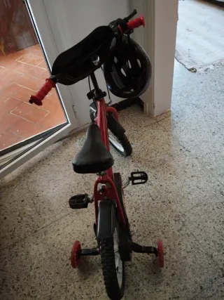 Bicicleta infantil roja con casco