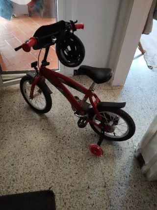 Bicicleta infantil roja con casco