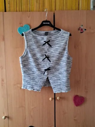 Camiseta sin mangas gris con lazos