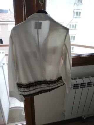 Cazadora Zara cruda con bordados