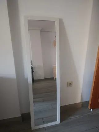 Espejo alto de madera y cristal