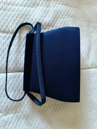Bolso de mano azul con pedrería