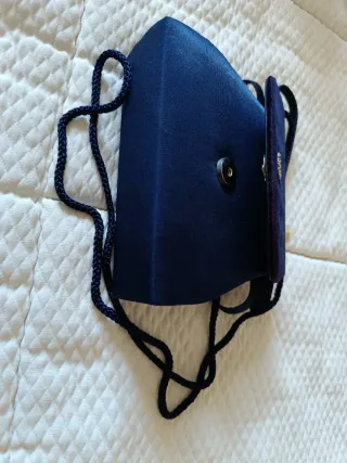 Bolso de mano azul con pedrería
