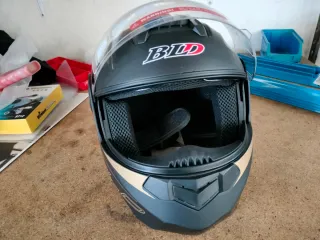 Casco modular moto negro y dorado